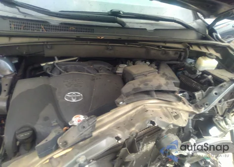 2018 Toyota Highlander Le Plus z USA, uszkodzony, nr VIN 5TDBZRFH6JS800526